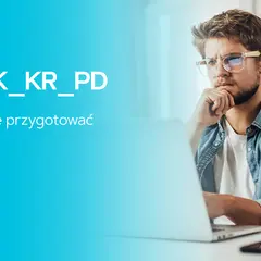 Mężczyzna w okularach pochyla się nad laptopem, zastanawiając się nad JPK_KR. Jak się przygotować do tego zadania?