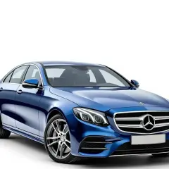 Elegancka, błękitna hybryda w dieslu, Mercedes-Benz E-klasy, lśni na białym tle.