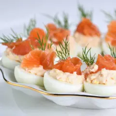 Oeufs mimosa recette grand-mère : des œufs durs garnis d'une préparation crémeuse, surmontés de saumon fumé et d'aneth. Un délice !