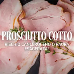 Fette di prosciutto cotto, con testo che interroga sul rischio cancerogeno.