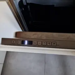 Panel sterowania zmywarki Whirlpool. Wyświetlacz pokazuje cyfrę 3, obok przyciski programów. Instrukcja zmywarki Whirlpool pomoże Ci wybrać odpowiedni cykl.