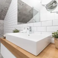 Une salle de bain moderne avec un lavabo rectangulaire blanc, des carreaux muraux blancs et des carreaux décoratifs gris. Une excellente idée carrelage petite salle de bain pour un look chic.