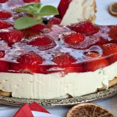 Puszysty sernik na zimno z wiaderka, udekorowany galaretką z truskawkami i miętą. Idealny na letnie popołudnie.