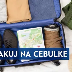 Pakowanie na cebulkę, by sprostać zmiennej temperatura USA. W walizce buty, ubrania, mapa i ciepłe skarpety.