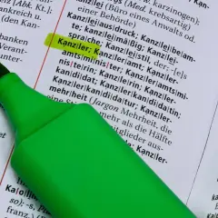 Grüner Textmarker hebt "Kanzlei" hervor, ein Wort, das in der deutschen Sprache vielfältig ist und auch in der Politik eine Rolle spielt, wie bei einer Frankreich Wahlumfrage.
