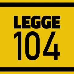Cartello giallo con bordi neri. Al centro, in nero, la scritta "LEGGE" sopra il numero "104".