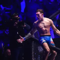 Zawodnik MMA świętuje zwycięstwo, a kamera dokumentuje emocje. To z pewnością jeden z tych momentów, które zapadają w pamięć, gdy śledzimy ksw wyniki.