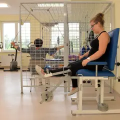 Rehabilitacja NFZ Łódź: Jak znaleźć najszybsze terminy w centrum?