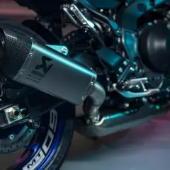 Wydech Akrapovič na motocyklu Yamaha MT-09, z karbonową końcówką i niebieskimi detalami felgi.