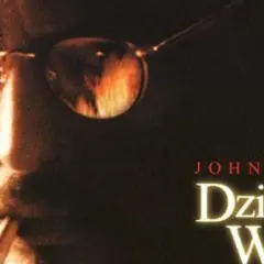 Johnny Depp w okularach, z papierosem w ustach, na tle płomieni. Plakat filmu "Dziewiąte wrota".