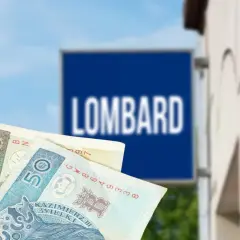 Złotówki w ręku, a w tle niebieski szyld "LOMBARD". Tak działa lombard: szybka gotówka pod zastaw.
