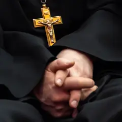 W jakim wieku ksiądz przechodzi na emeryturę? Poznaj ważne szczegóły