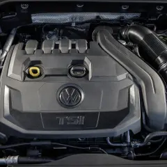 Silnik 1.5 TSI Volkswagena, z widocznym logo i oznaczeniem mocy, gotowy do pracy.