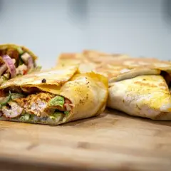 Pyszne tortille z kurczakiem i warzywami, idealne do zawinięcia na szybki lunch.