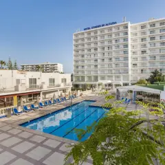 Basen i hotel "Globales Condes de Alcudia" na Majorce. Wiele opinii o tym miejscu potwierdza jego atrakcyjność.