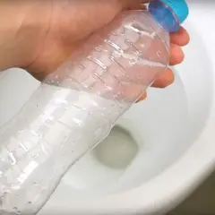 Jak wyczyścić plastikową butelkę z osadu? Woda z octem pomoże usunąć kamień i przywrócić jej blask.