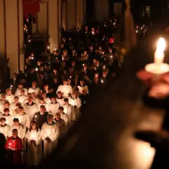 Uczestnicy niosący świece w kościele podczas Wigilii Paschalnej. Długość nabożeństwa jest różna, ale atmosfera jest podniosła.