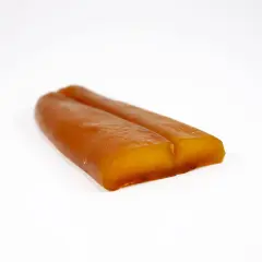 Zwei goldbraune, längliche Stücke Bottarga di Muggine liegen nebeneinander auf weißem Grund.