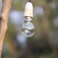 Wisząca żarówka, symbol myśli i wynalazków, przypomina o tym, kto wynalazł żarówki.