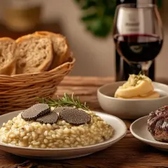 Un festin gastronomique avec un risotto crémeux, un steak savoureux et du pain frais, le tout sublimé par la truffe de Bourgogne.