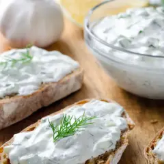 Fette di pane con salsa tzatziki, cetrioli, aglio e aneto.