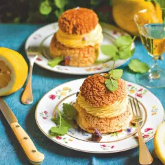 Due deliziosi craquelin, con crema gialla e croccante copertura, pronti per essere gustati. La ricetta perfetta per un dolce speciale.