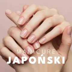 Dłonie z naturalnie wyglądającymi paznokciami, podkreślającymi piękno japońskiego manicure.