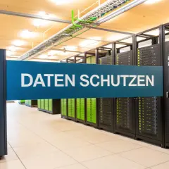 Serverraum mit dem Schild "DATEN SCHÜTZEN". Hier werden wichtige backup konzepte umgesetzt, um Datenverlust zu verhindern.