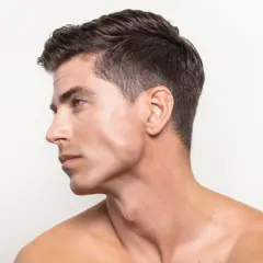 Profil d'un homme au visage lisse, sans barbe visible. Une question se pose : comment savoir si on est imberbe ?