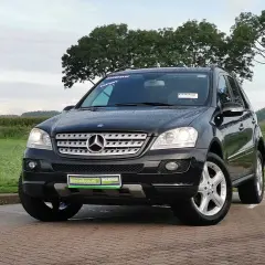 Mercedes ML 320 CDI 4Matic, un SUV negro con matrícula de exportación, aparcado en un camino de adoquines. A pesar de su aspecto, podría tener problemas.