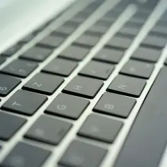 Klawiatura laptopa, litery "H", "N", "G", "B". Czekam na sygnał, bo mam ograniczone połączenie wifi.