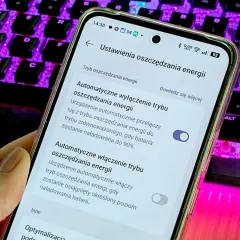 Telefon wyświetla ustawienia oszczędzania energii. Można tu włączyć funkcję always on display, która automatycznie wyłączy tryb oszczędzania energii przy 90% baterii.