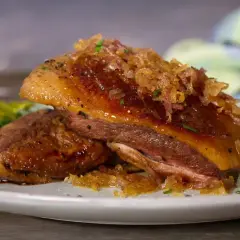 Soczysta pierś kaczki z chrupiącą skórką, polana sosem z karmelizowanej cebuli. Idealna marynata do kaczki sprawia, że mięso jest delikatne i aromatyczne.