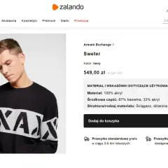 Mężczyzna w granatowym swetrze z napisem "AXAX". Materiał: 100% akryl. Czy akryl jest naturalny? Nie, to włókno syntetyczne.
