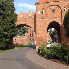 Brama w Sokołowie Podlaskim, ceglana architektura i zielone drzewa. Odkryj atrakcje tego miejsca!