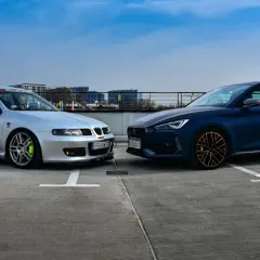 Dwa samochody: srebrny Seat Leon Cupra i granatowy Cupra Leon. Czy to ta sama marka? Tak, Cupra to sportowa marka wywodząca się z Seata.