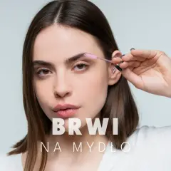 Kobieta stylizuje brwi za pomocą szczoteczki. Efekt "brwi na mydło" dla idealnego wyglądu.