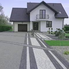 Nowoczesny podjazd z kruszywa i kostki brukowej, prowadzący do białego domu z garażem. Inspiracje dla Twojego ogrodu.