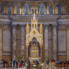 Magnifico ciborio dorato e mosaici antichi nella Basilica di San Paolo Fuori le Mura.