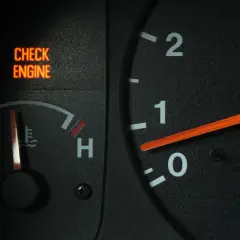 Spia "Check Engine" accesa sul cruscotto. Scopri come resettare la spia avaria motore senza computer.