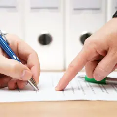 Lekarz odmówił L4? Sprawdź, kiedy ma prawo i jak się bronić.