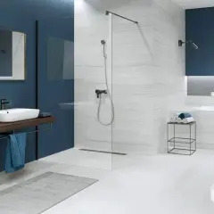 Nowoczesna łazienka z prysznicem walk-in. Zastanawiasz się, ile kosztuje montaż kabiny prysznicowej? Tutaj znajdziesz inspiracje.