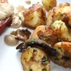 Pommes de terre rôties et cèpes, une recette simple et savoureuse.