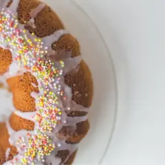 Babka z lukrem pomarańczowym i kolorową posypką, gotowa na święta.