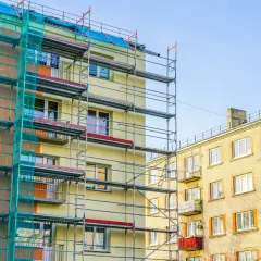 Remontowane bloki mieszkalne z rusztowaniami. Czy balkon to część wspólna? Na jednym z nich widać nawet pranie.