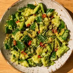 En fräsch gurksallad med chili och sesamfrön, perfekt till påskbordet.