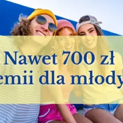 Trzech uśmiechniętych nastolatków z radością korzysta z oferty Santander konto dla młodych 13-18, zgarniając nawet 700 zł premii.