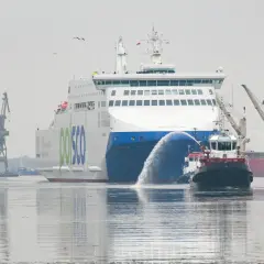 Statek Polferries "Unity Line" w Szczecinie, podczas wodnego salutowania. Cennik rejsów dostępny online.