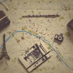 Mapa Paryża, aparat, wieża Eiffla i notatnik – idealne akcesoria dla podróżnika. Ubezpieczenie wojażer zapewni spokój podczas zwiedzania.