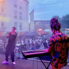 Live-Musik und Feiernde auf der Bühne und im Publikum. So ist was los in Wermelskirchen!